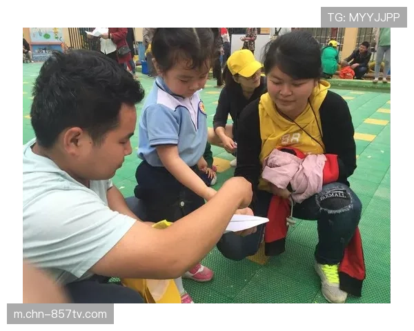 选手报到日小黄人主题展位受欢迎，亲子家庭参与互动