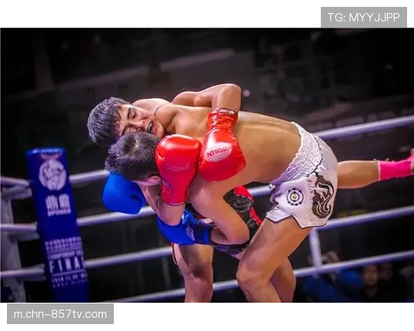 土耳其自由搏击选手克伦奇热爱熊猫文化，购买多批纪念品