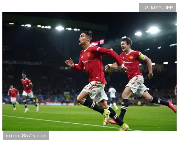 曼联客场球迷高唱队歌激励球队逆境作战 曼联客场球迷高唱队歌激励球队逆境作战